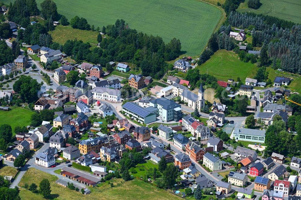 Aerial photograph Erlbach - Town View of the streets and houses of the residential areas in Erlbach in the state Saxony, Germany