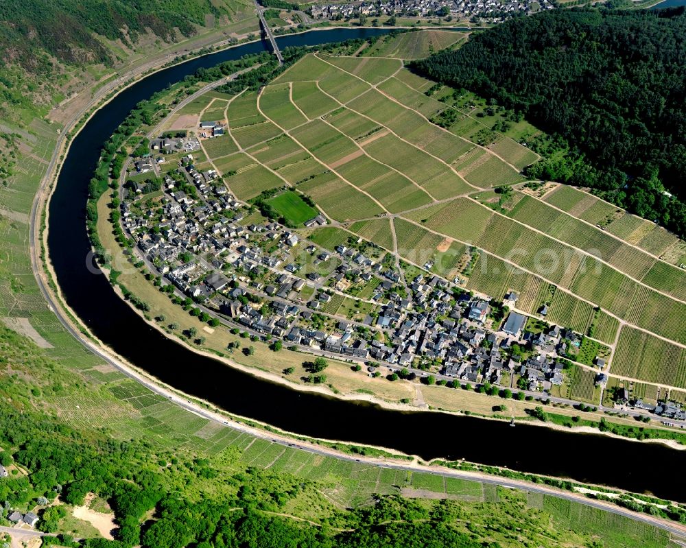 Ernst from above - View of Ernst and the course of the river Mosel in the state of Rhineland-Palatinate. The official spa town and wine-growing town is part of the Cochem-Zell county district and is located in a bend of the river, surrounded by woods and hills