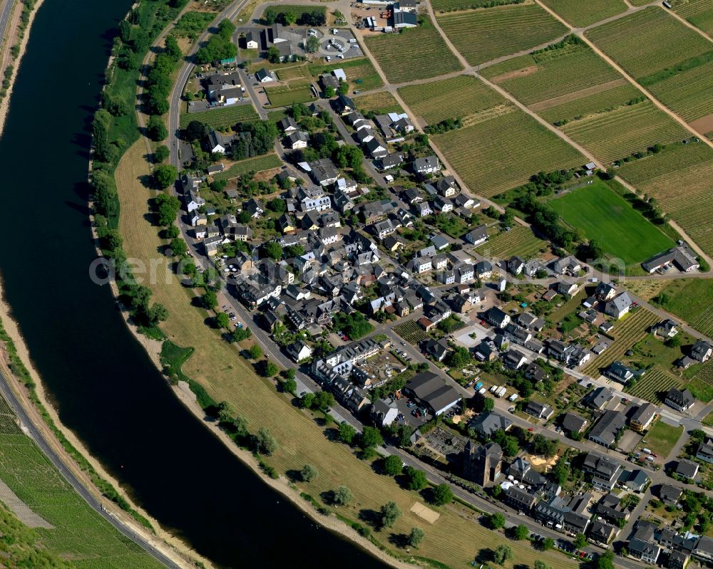 Ernst from the bird's eye view: View of Ernst and the course of the river Mosel in the state of Rhineland-Palatinate. The official spa town and wine-growing town is part of the Cochem-Zell county district and is located in a bend of the river, surrounded by woods and hills