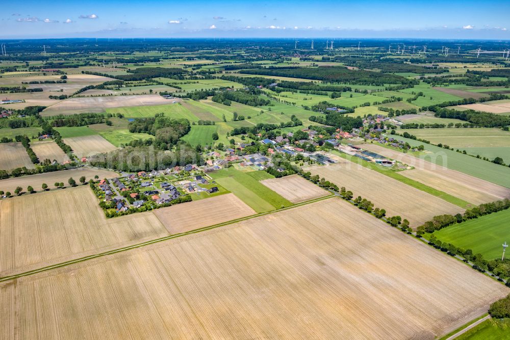 Aerial photograph Farven - Town View of the streets and houses of the residential areas in Farven in the state Lower Saxony, Germany