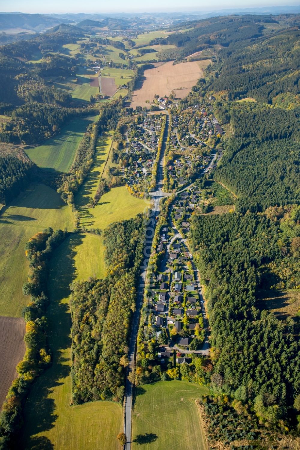 Frenkhausen from the bird's eye view: Town View of the streets and houses of the residential areas in Frenkhausen in the state North Rhine-Westphalia