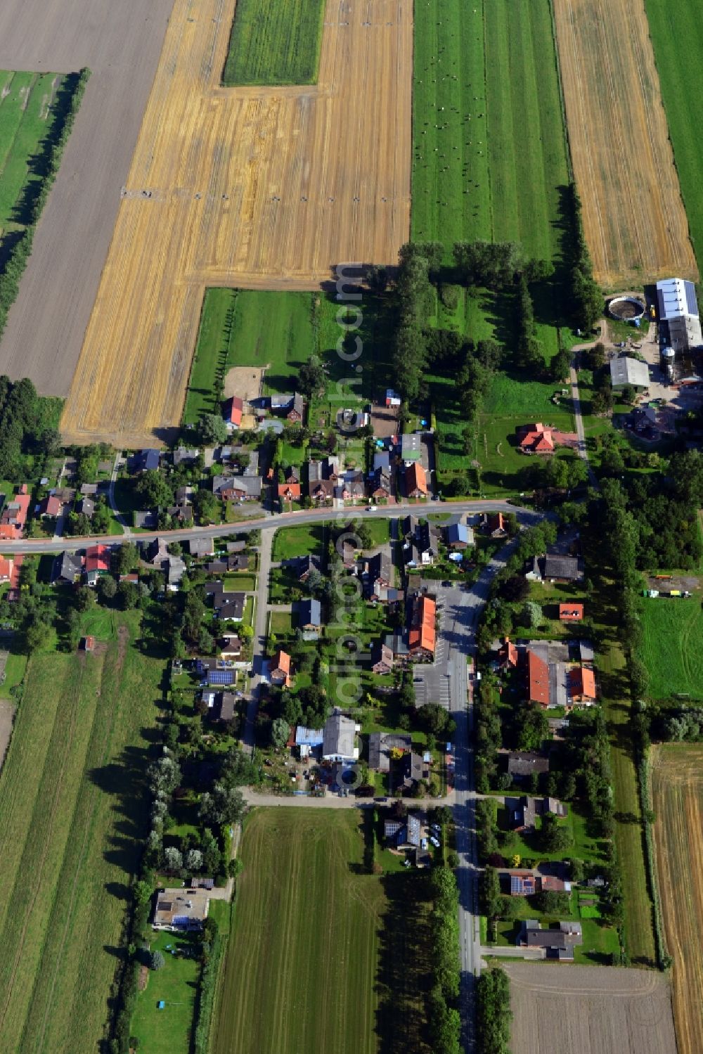 Hörne from the bird's eye view: Townscape with homesteads and farms in Horns in Lower Saxony