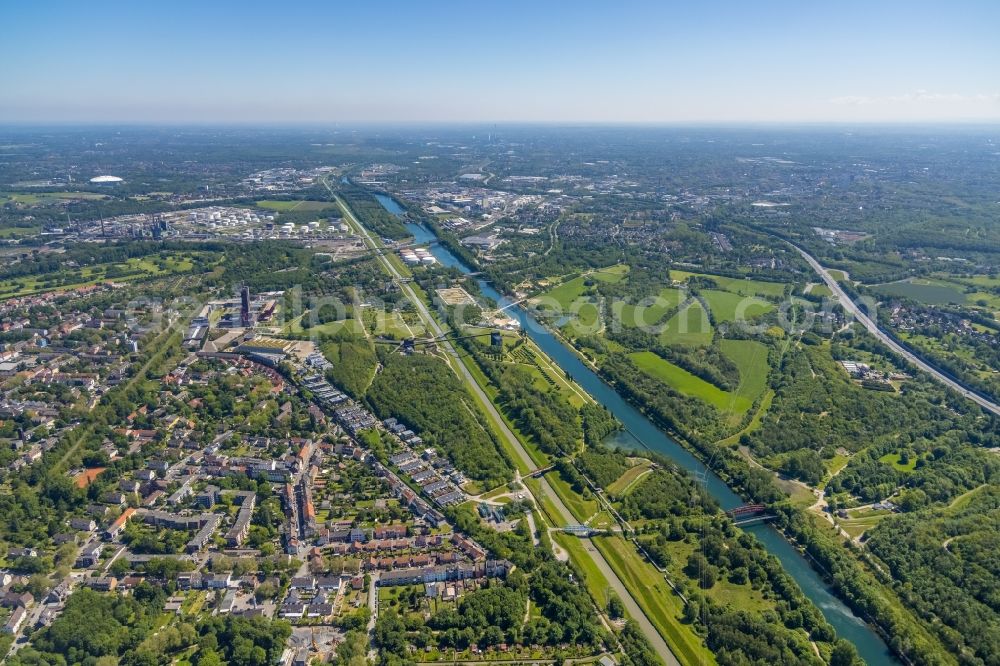 Aerial image Gelsenkirchen - Town View of the streets and houses of the residential areas along the Rhein-Herne-Kanals and at the Nordsternpark in the district Horst in Gelsenkirchen at Ruhrgebiet in the state North Rhine-Westphalia, Germany