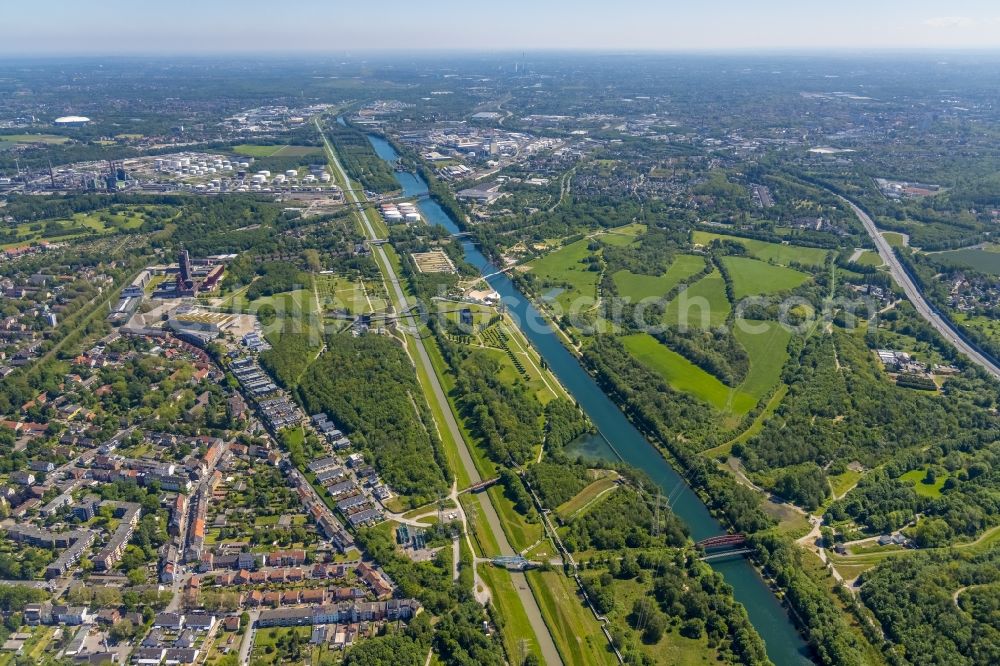 Aerial photograph Gelsenkirchen - Town View of the streets and houses of the residential areas along the Rhein-Herne-Kanals and at the Nordsternpark in the district Horst in Gelsenkirchen at Ruhrgebiet in the state North Rhine-Westphalia, Germany