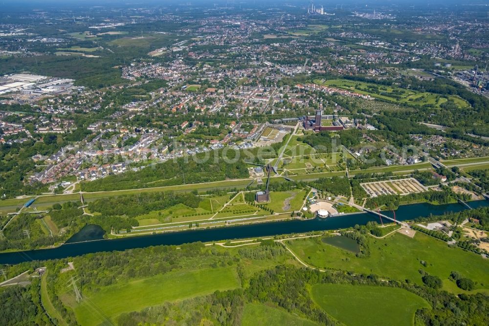 Gelsenkirchen from the bird's eye view: Town View of the streets and houses of the residential areas along the Rhein-Herne-Kanals and at the Nordsternpark in the district Horst in Gelsenkirchen at Ruhrgebiet in the state North Rhine-Westphalia, Germany