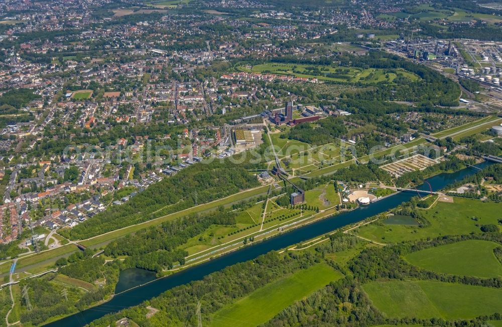 Aerial image Gelsenkirchen - Town View of the streets and houses of the residential areas along the Rhein-Herne-Kanals and at the Nordsternpark in the district Horst in Gelsenkirchen at Ruhrgebiet in the state North Rhine-Westphalia, Germany