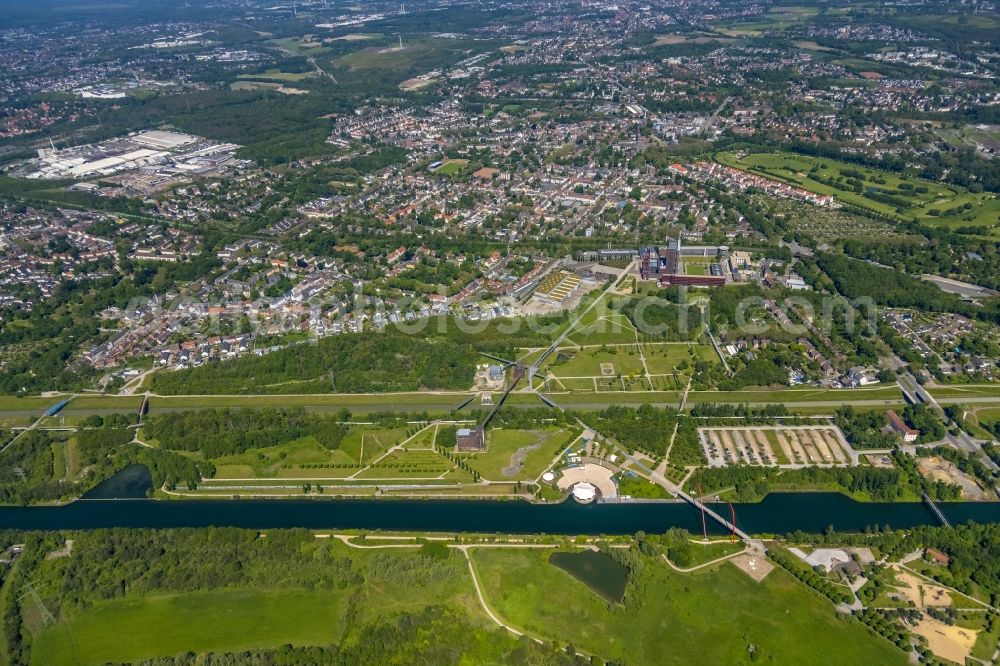 Aerial photograph Gelsenkirchen - Town View of the streets and houses of the residential areas along the Rhein-Herne-Kanals and at the Nordsternpark in the district Horst in Gelsenkirchen at Ruhrgebiet in the state North Rhine-Westphalia, Germany