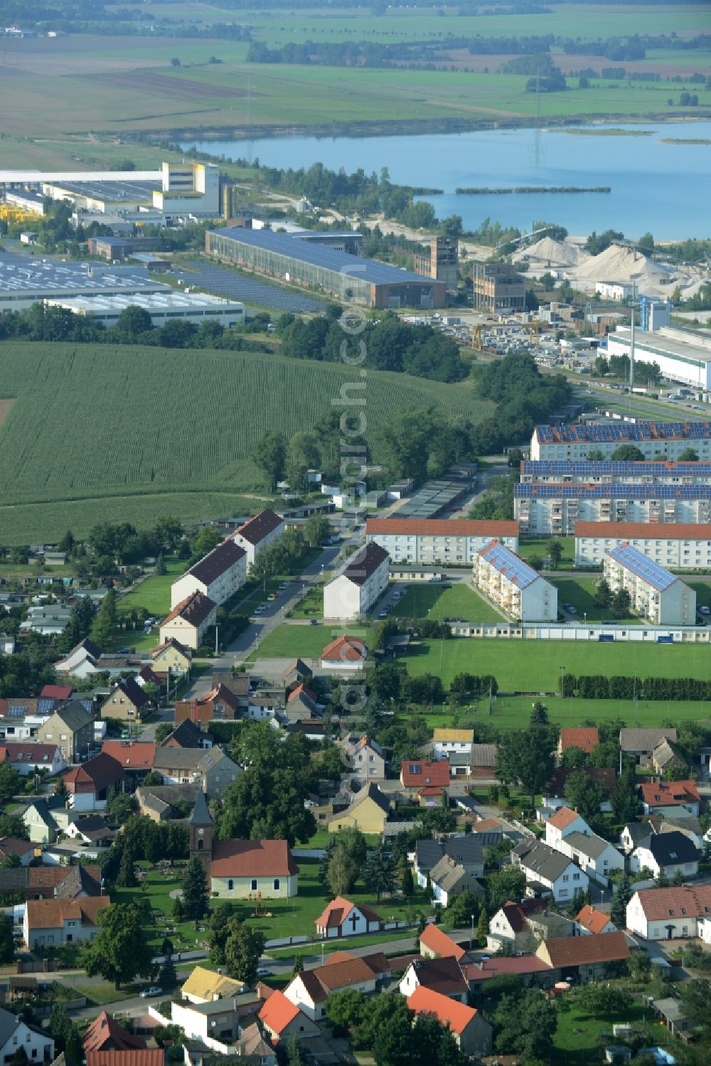 Aerial photograph Laußig - View of the borough of Laussig in the state of Saxony. The lake and gravel pit Lausig-North is located in the background