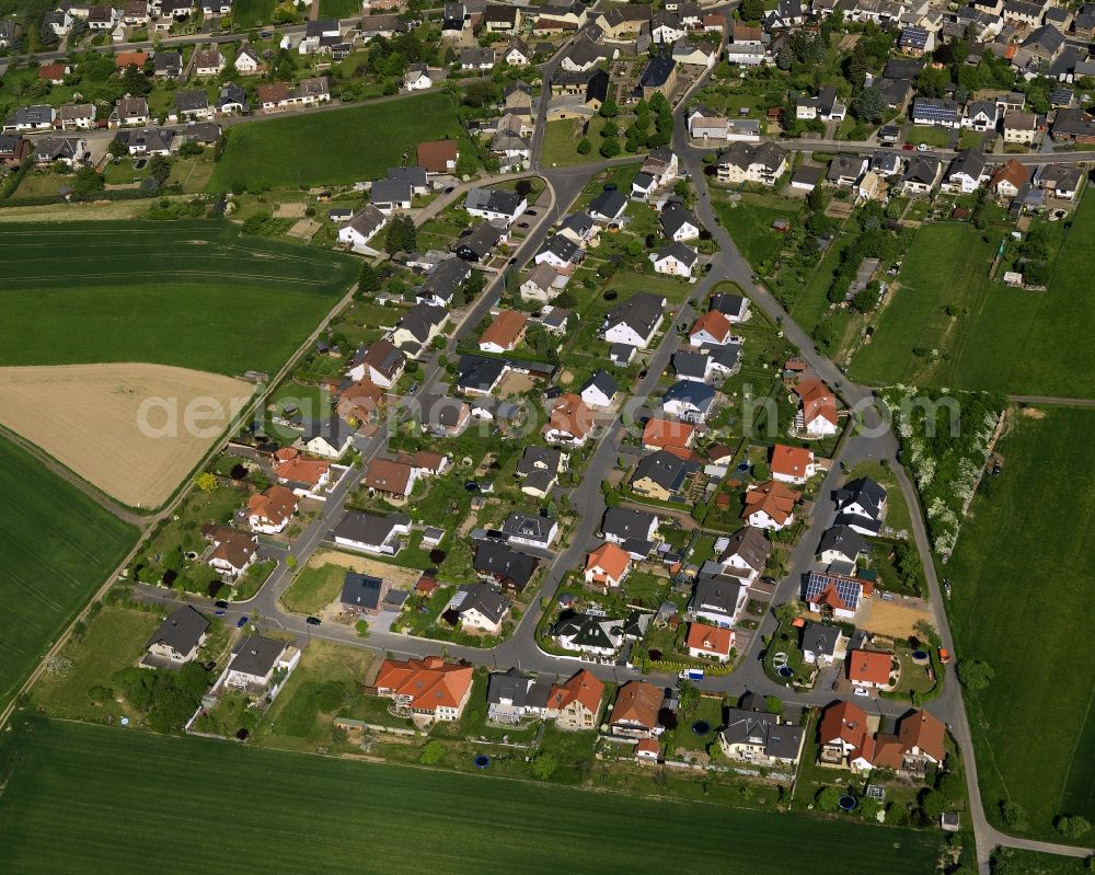 Aerial photograph Lutzingen - View of the borough of Lutzingen in the state of Bavaria. Lutzingen is located in the West of the free state and consists mostly of symmetrically lined up residential and semi-detached houses and streets. Lutzingen is surrounded by fields and agricultural land