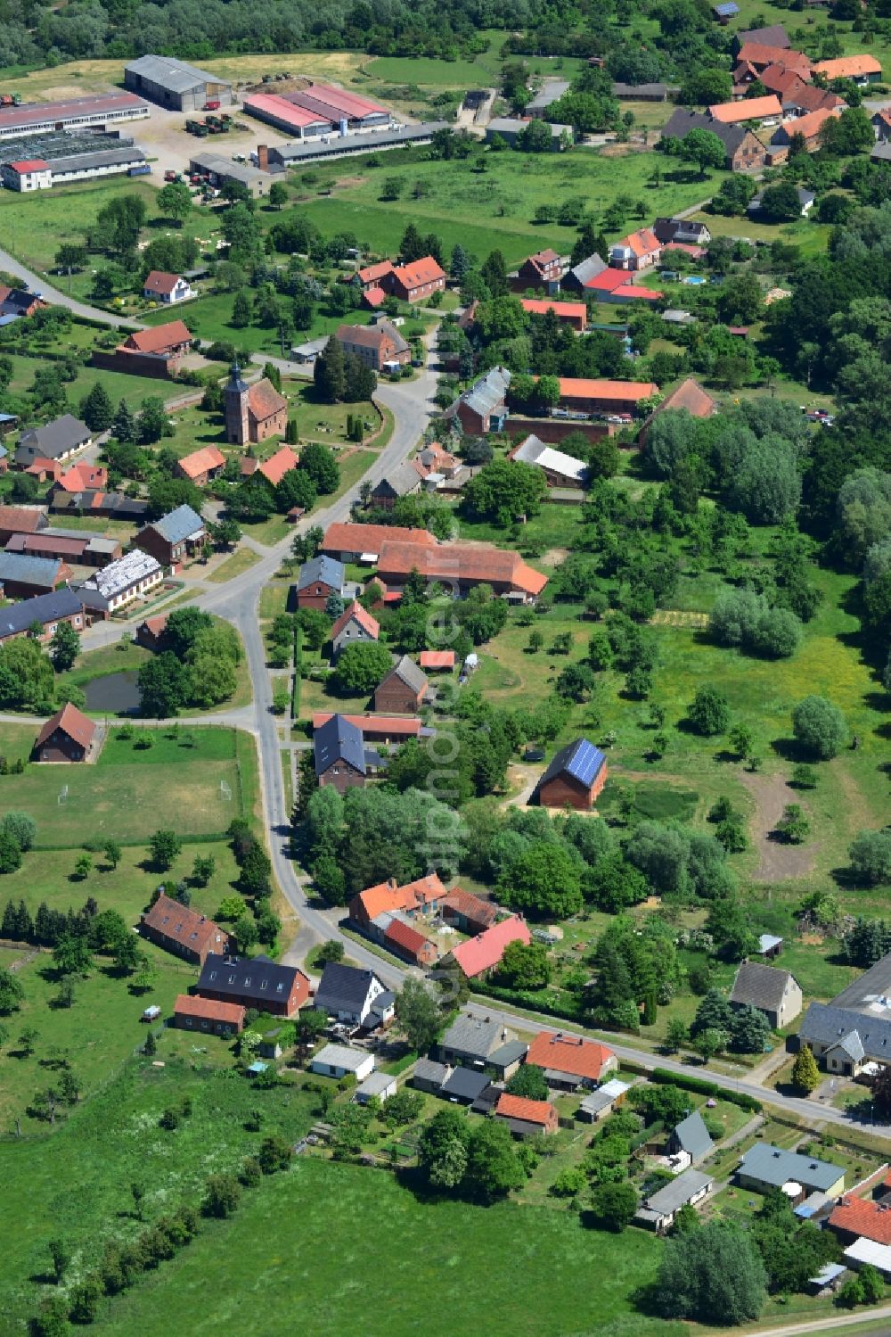 Aerial photograph Rühstädt - View of the borough of Ruehstaedt in the state of Brandenburg. The village is located in the county district of Prignitz, is characterised by small houses and farms and is surrounded by fields and forest