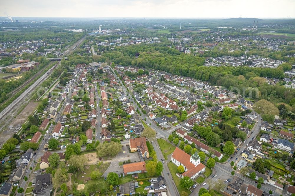 Gladbeck from the bird's eye view: Town View of the streets and houses of the residential areas in Gladbeck at Ruhrgebiet in the state North Rhine-Westphalia, Germany