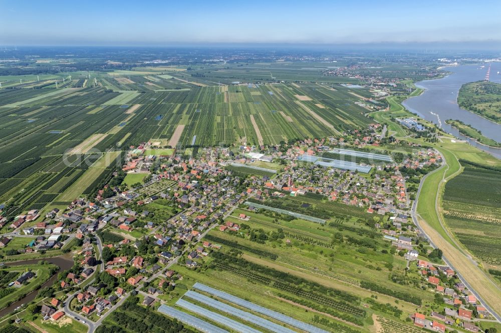 Aerial photograph Grünendeich - Town view of the streets and houses of the residential areas in Gruenendeich in the Altes Land in the state Lower Saxony, Germany