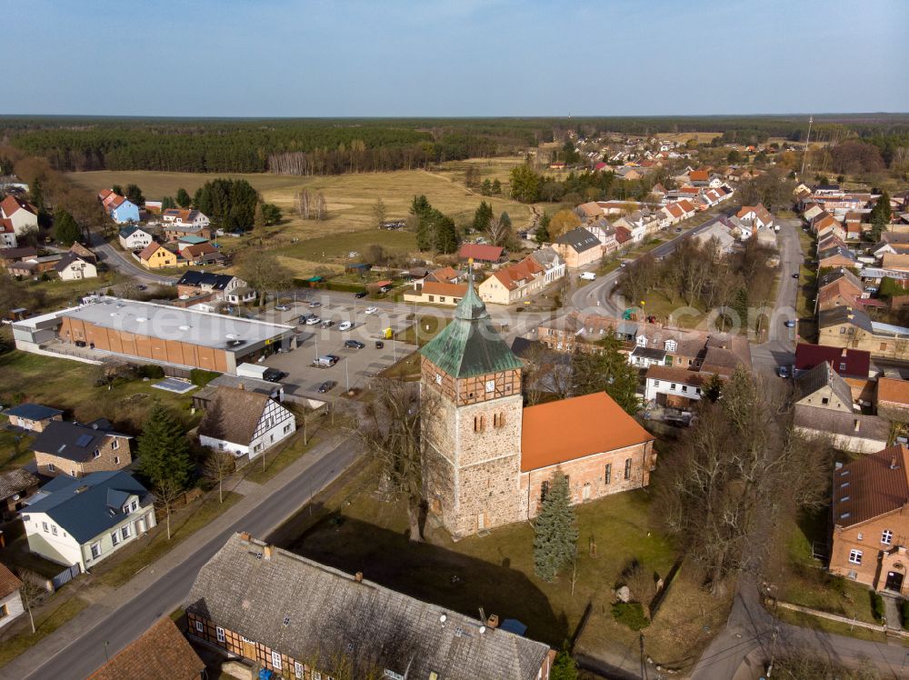 Groß Schönebeck from the bird's eye view: Town View of the streets and houses of the residential areas on street Schlossstrasse in Gross Schoenebeck at Schorfheide in the state Brandenburg, Germany