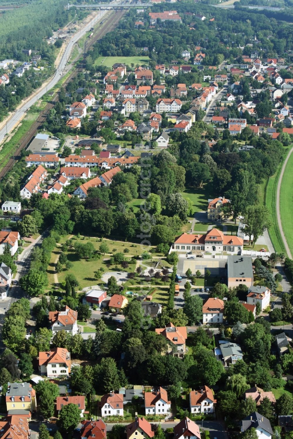 Aerial image Großdeuben - Town View of the streets and houses of the residential areas in Grossdeuben in the state Saxony