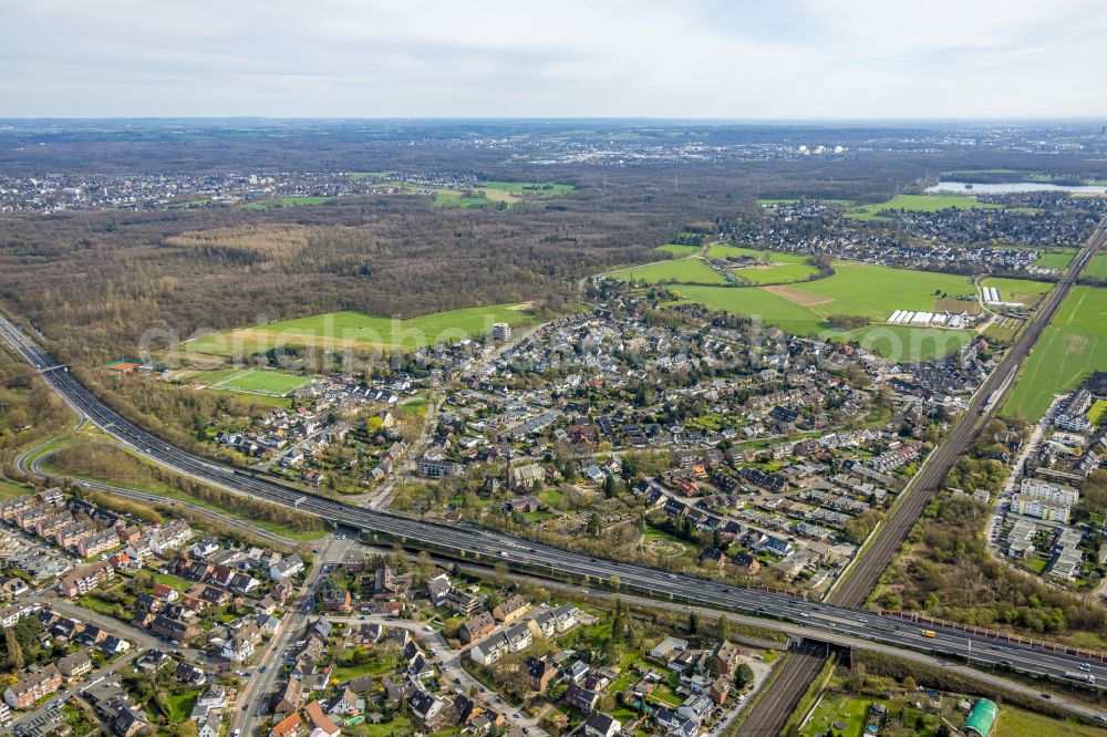 Aerial photograph Großenbaum - Town View of the streets and houses of the residential areas in Grossenbaum at Ruhrgebiet in the state North Rhine-Westphalia, Germany