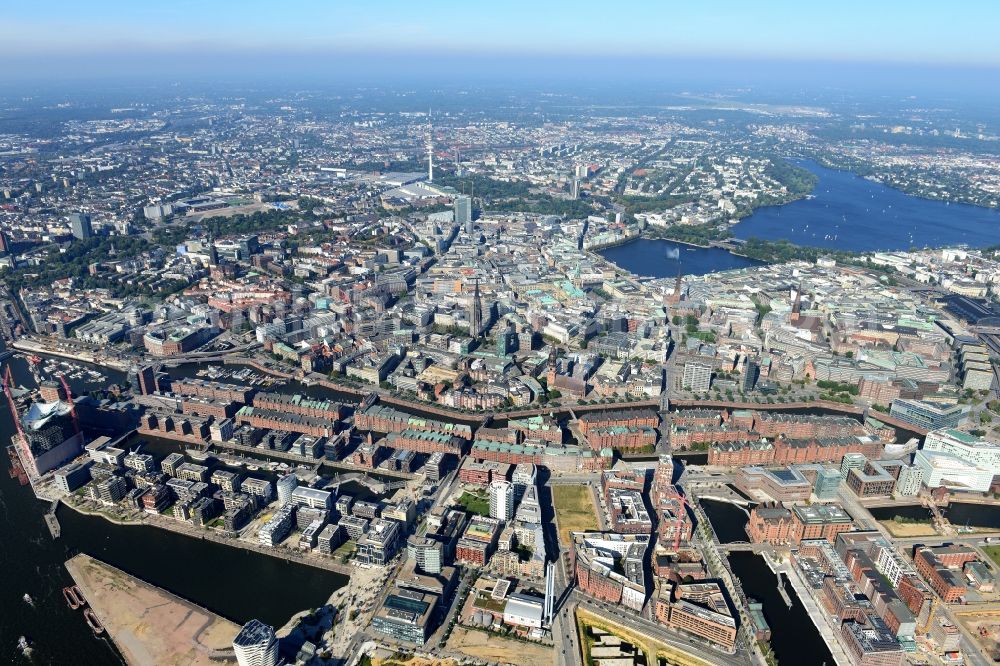 Hamburg from above - Town View of the streets and houses of the residential areas of Hamburg-Altstadt along the course of the river Zollkanal in Hamburg in Germany