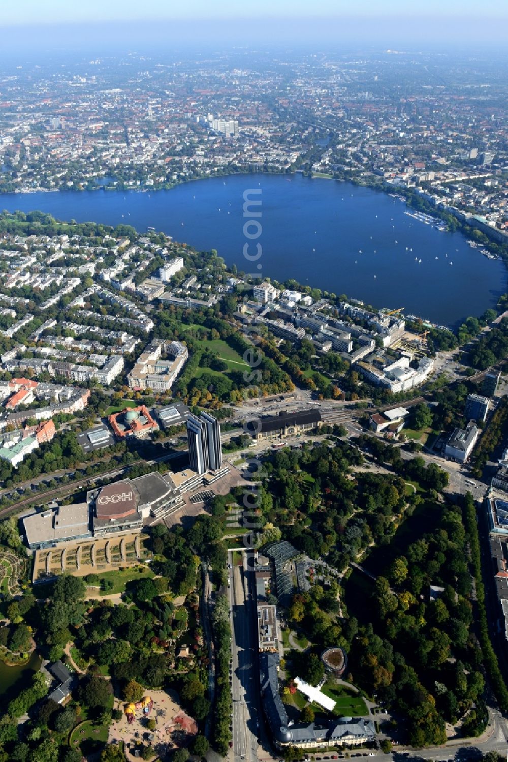 Aerial image Hamburg - Town View of the streets and houses of the residential areas in Hamburg along the course of the tracks of the city train with the Hotel Radisson Blue and the neighboring Congress Center as well as the main building of the University of Hamburg and the trainstation Dammtor in Germany