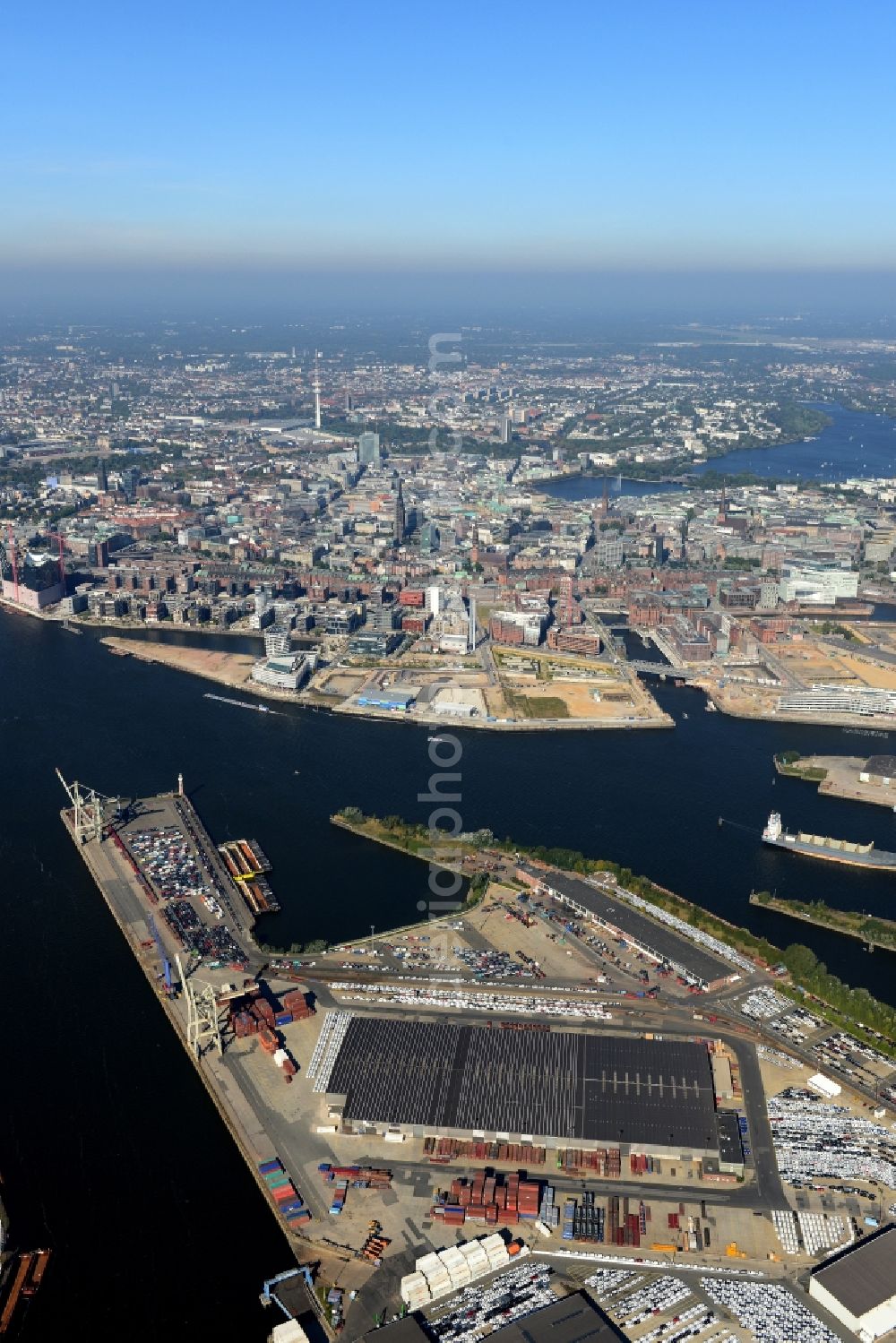 Hamburg from above - Town View of the streets and houses of the residential areas in Strandkai and the industrial area Kleiner Grasbrook with premises of the logistics company Carl Tiedemann along the course of the river Elbe in Hamburg in Germany