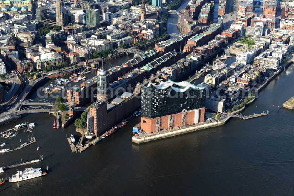 Hamburg from the bird's eye view: Town View of the streets and houses of the residential areas in Hamburg and the Elbe Philharmonic Hall along the course of the river Elbe in Germany