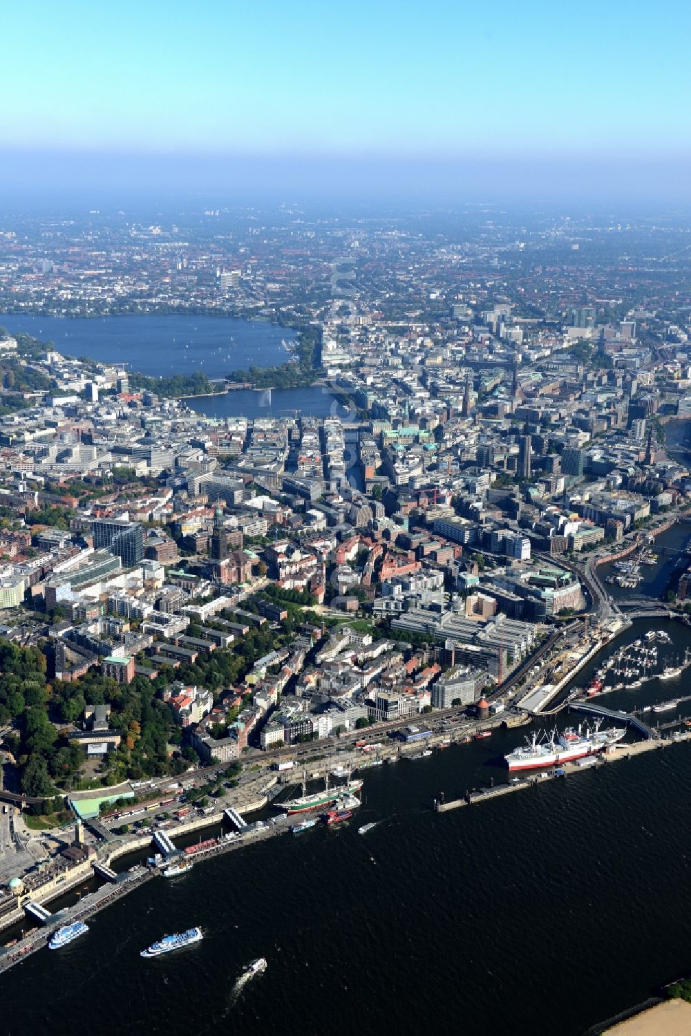 Hamburg from the bird's eye view: Town View of the streets and houses of the residential areas in Hamburg along the course of the river Elbe in Germany