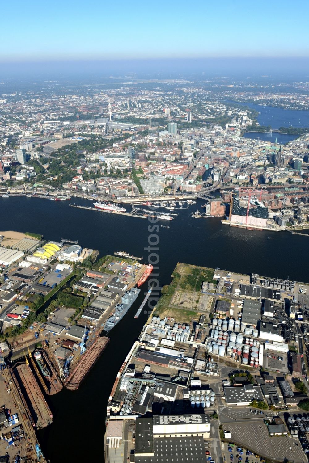 Aerial image Hamburg - Town View of the streets and houses of the residential areas in Hamburg along the course of the river Elbe in Germany