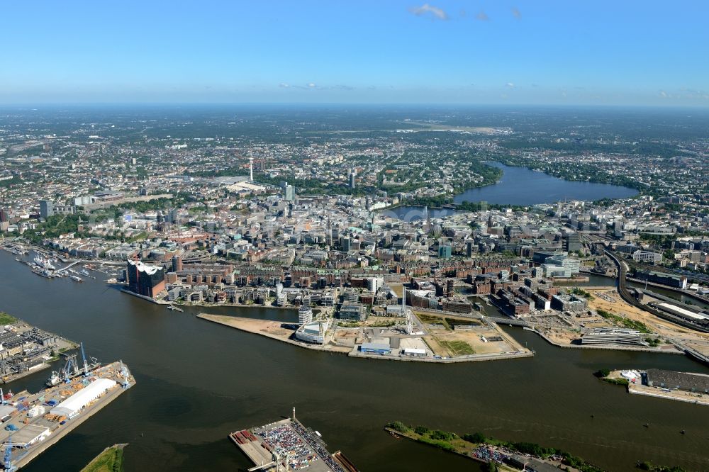 Aerial photograph Hamburg - Town View of the streets and houses of the residential areas in Hamburg along the course of the river Elbe in Germany