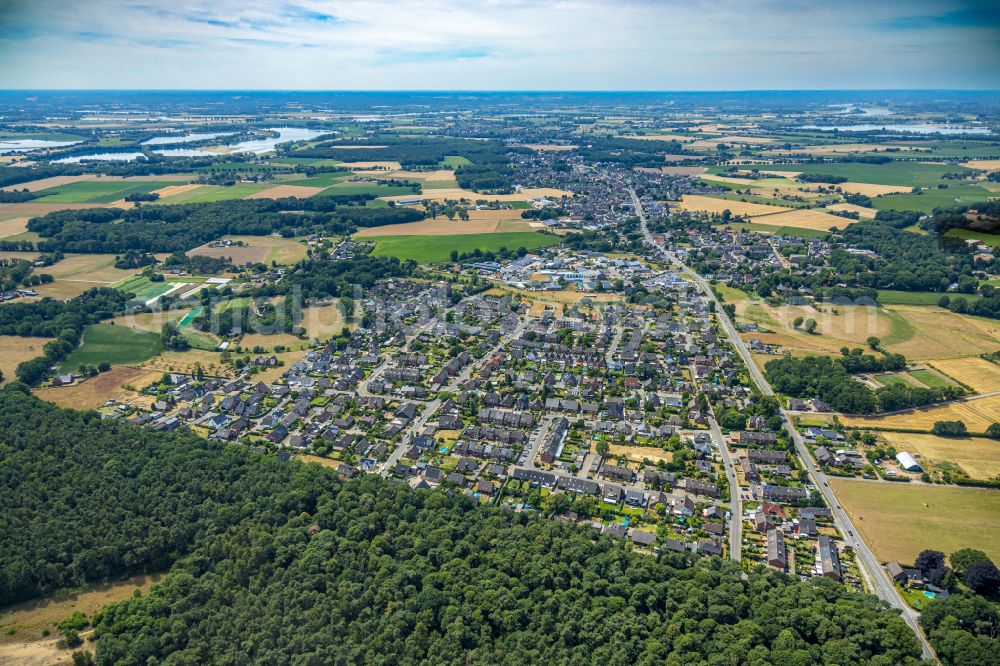 Hamminkeln from the bird's eye view: Town View of the streets and houses of the residential areas in the district Mehrhoog in Hamminkeln in the state North Rhine-Westphalia, Germany