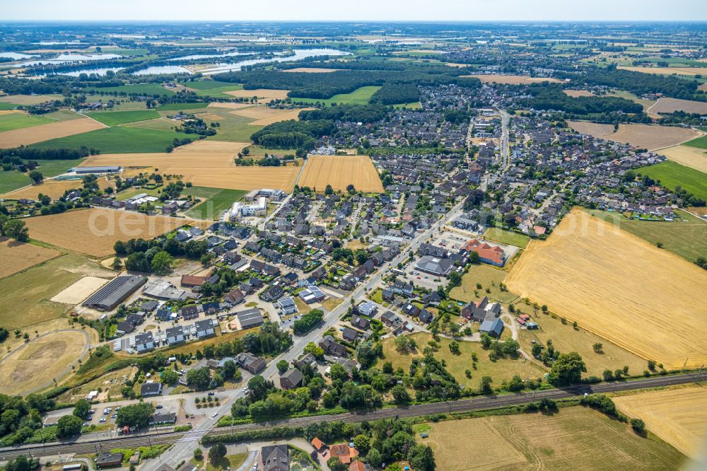 Aerial photograph Hamminkeln - Town View of the streets and houses of the residential areas in the district Mehrhoog in Hamminkeln in the state North Rhine-Westphalia, Germany