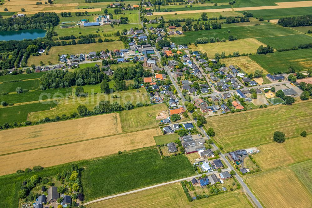 Hamminkeln from the bird's eye view: Town View of the streets and houses of the residential areas in the district Wertherbruch in Hamminkeln in the state North Rhine-Westphalia, Germany