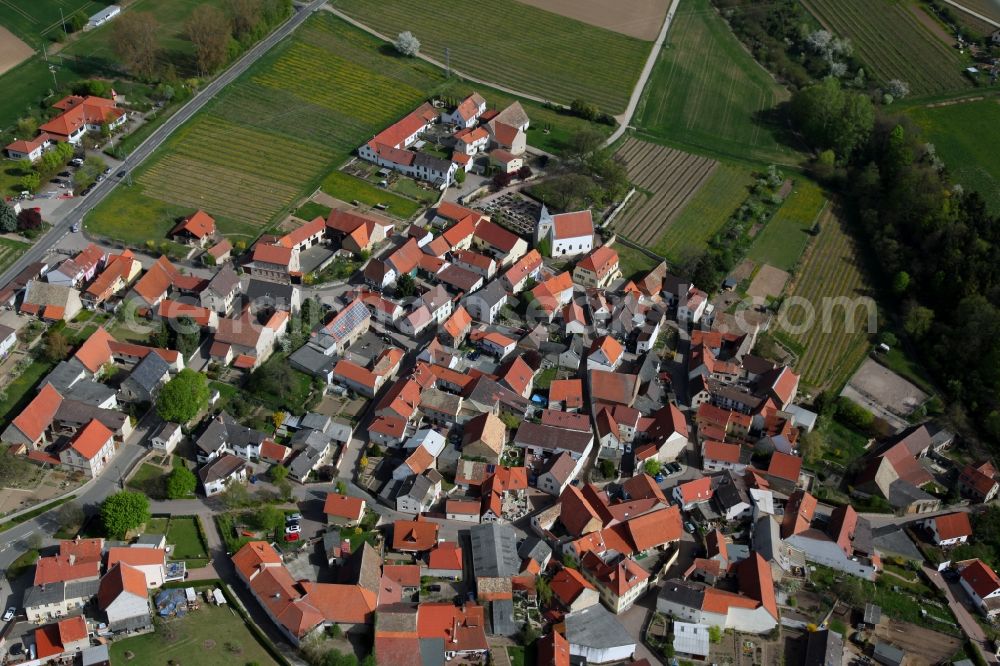 Hangen-Weisheim from the bird's eye view: Townscape of Hangen-Weisheim is a municipality in the district Alzey-Worms in Rhineland-Palatinate