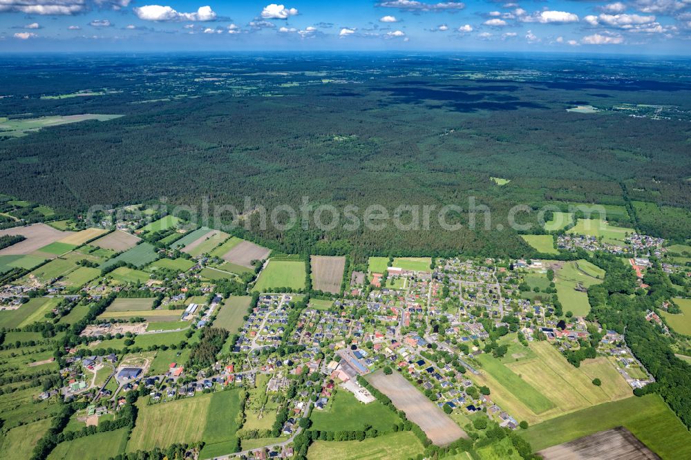 Hartenholm from the bird's eye view: Town View of the streets and houses of the residential areas in Hartenholm in the state Schleswig-Holstein, Germany