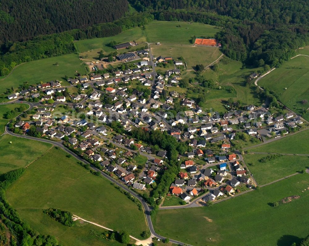 Aerial photograph Hübingen - View of Huebingen in the state of Rhineland-Palatinate. Huebingen is surrounded by forest, fields and meadows on the foot of the Fussberg mountain. A family resort is located in the North of the locality and is the boroughs largest employer