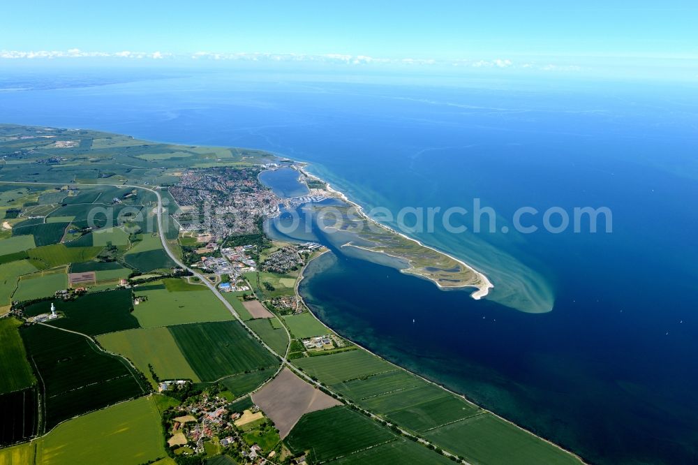 Aerial photograph Heiligenhafen - Town View of the streets and houses of the residential areas of the field seamed town Heiligenhafen at the coast of the Baltic Sea in the state Schleswig-Holstein