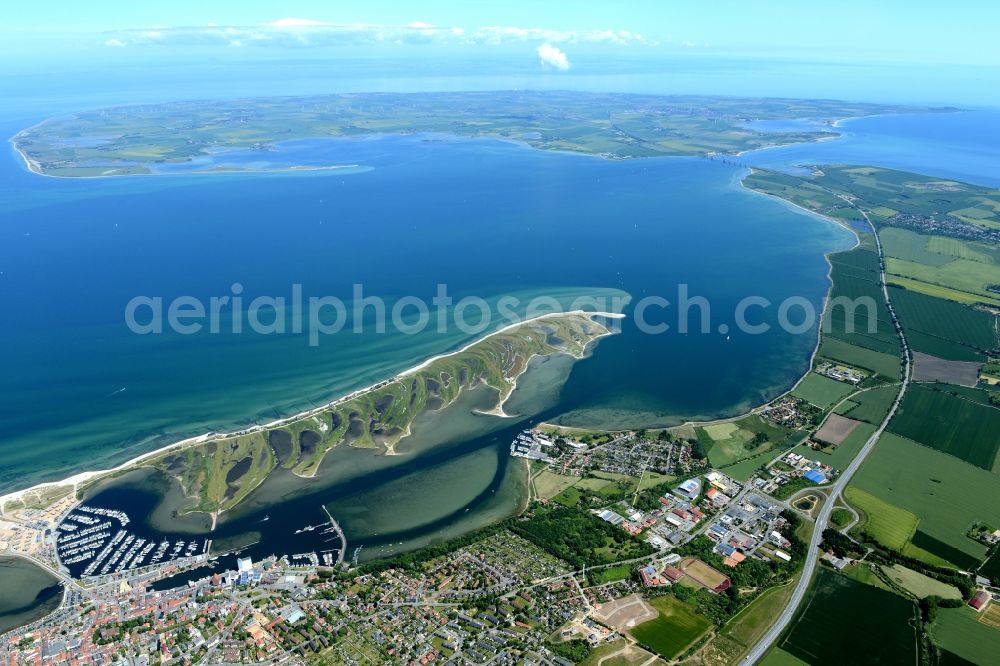 Aerial photograph Heiligenhafen - Town View of the streets and houses of the residential areas of the field seamed town Heiligenhafen at the coast of the Baltic Sea in the state Schleswig-Holstein