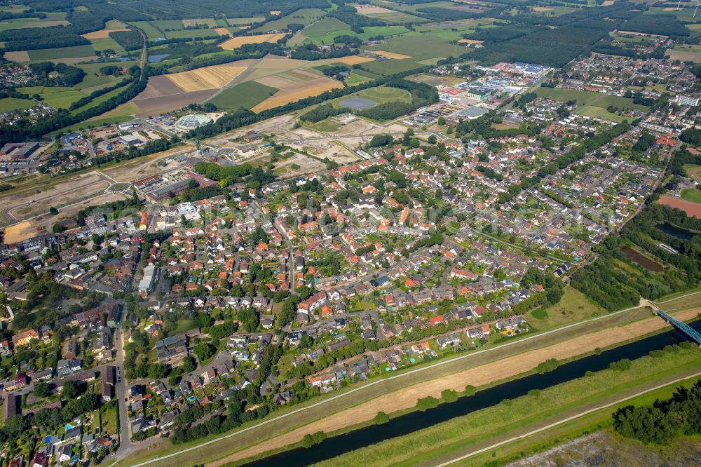 Aerial photograph Hervest - Town View of the streets and houses of Hervest near the Lippe river in Dorsten in the state North Rhine-Westphalia