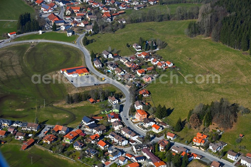 Hetten from above - Town View of the streets and houses of the residential areas in Hetten in the state Bavaria, Germany