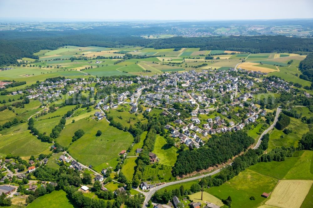 Aerial photograph Hirschberg - Town View of the streets and houses of the residential areas in Hirschberg in the state North Rhine-Westphalia