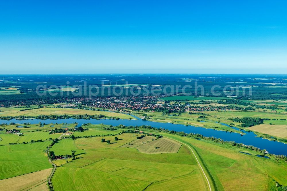 Hitzacker (Elbe) from the bird's eye view: Town view of the streets and houses of the residential areas in Hitzacker on the course of the Elbe in the state Lower Saxony, Germany