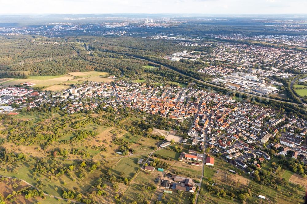 Aerial image Hochstadt - Town View of the streets and houses of the residential areas in Hochstadt in the state Hesse, Germany