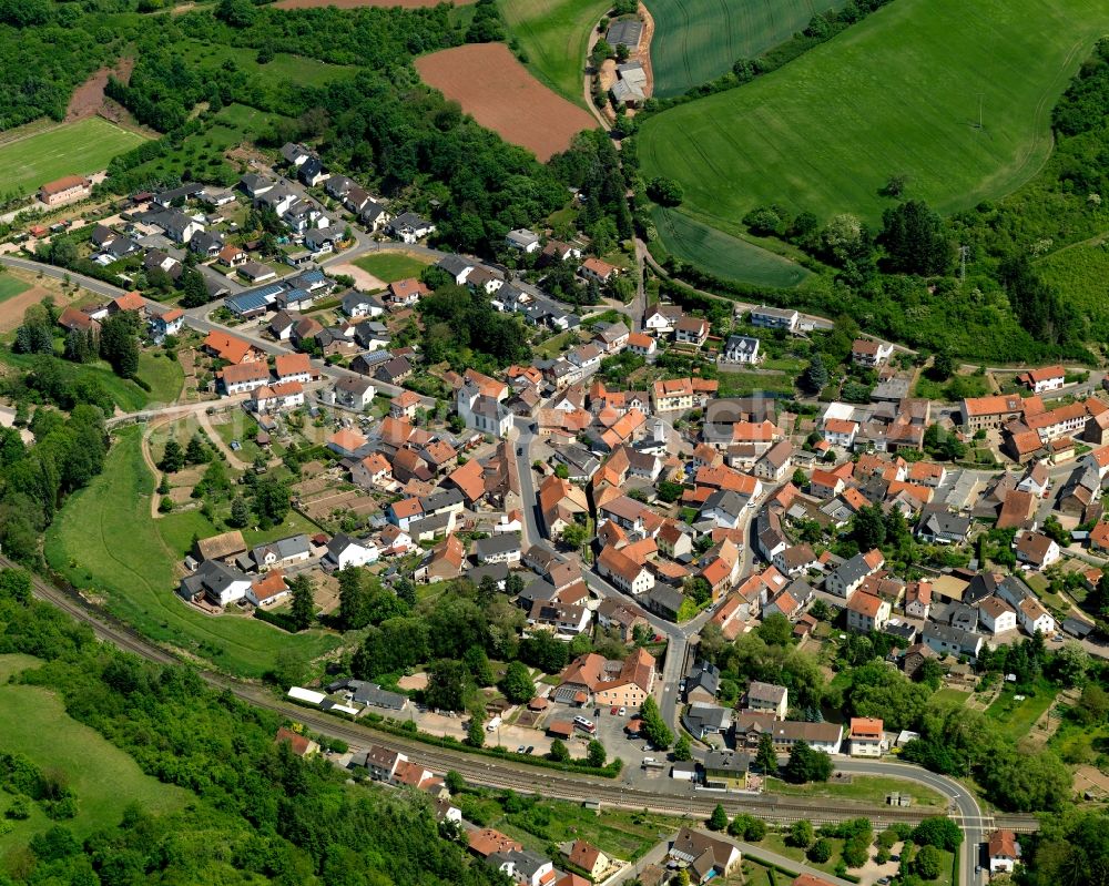 Aerial photograph Hochstätten - View of the borough of Hochstaetten in the state of Rhineland-Palatinate. The municipiality is located in the Alsenz Valley on the riverbank of the river Alsenz. It includes several hamlets and settlements