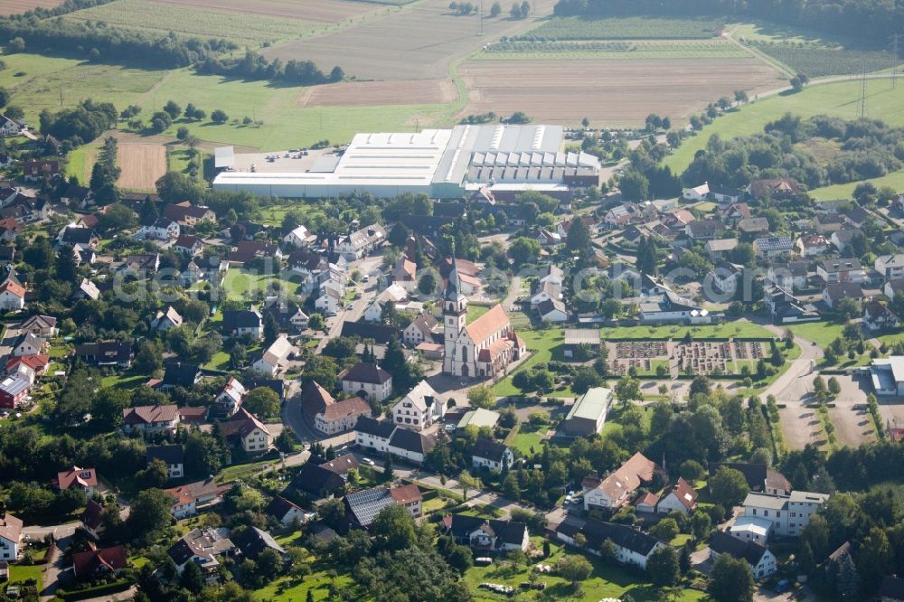 Achern from the bird's eye view: Town View of the streets and houses of the residential areas in the district Grossweier in Achern in the state Baden-Wuerttemberg