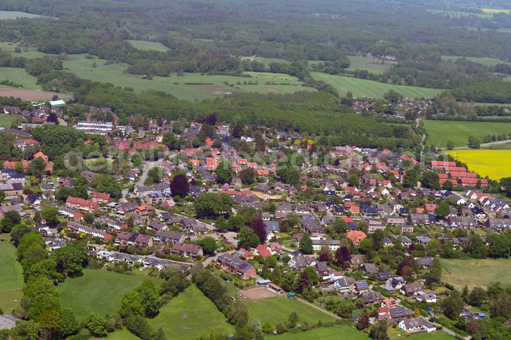 Hoisbüttel from the bird's eye view: Town View of the streets and houses of the residential areas in Hoisbuettel in the state Schleswig-Holstein, Germany