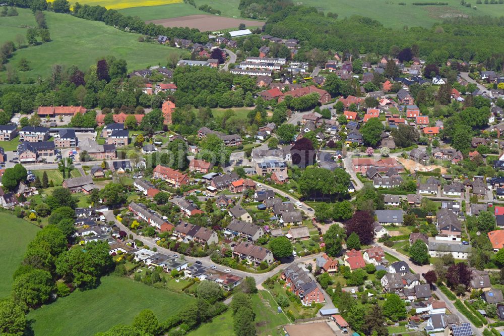 Aerial photograph Hoisbüttel - Town View of the streets and houses of the residential areas in Hoisbuettel in the state Schleswig-Holstein, Germany