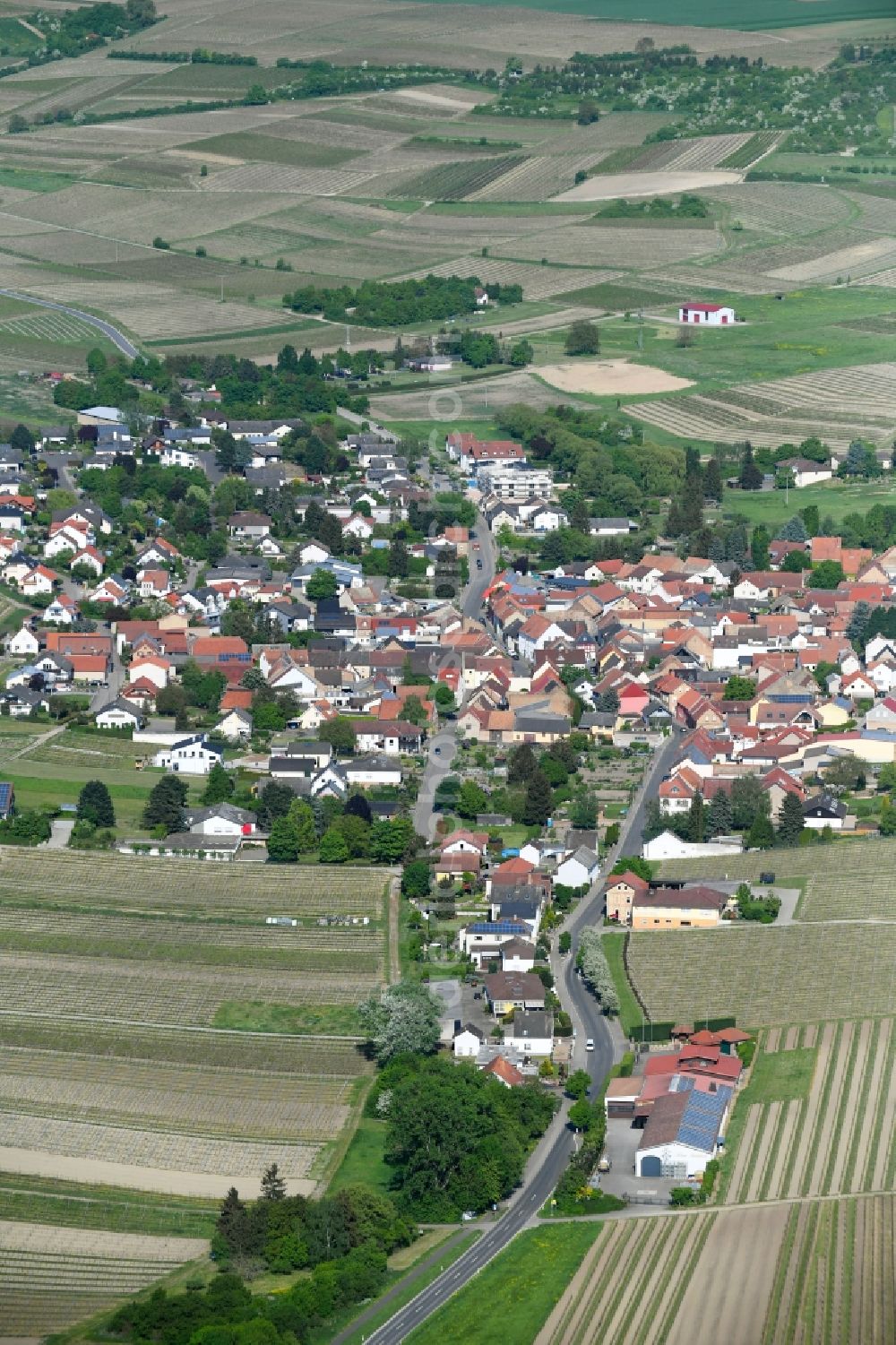 Aerial image Horrweiler - Town View of the streets and houses of the residential areas in Horrweiler in the state Rhineland-Palatinate, Germany