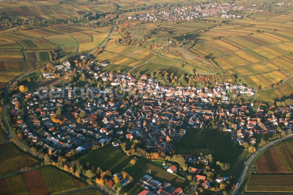 Ilbesheim bei Landau in der Pfalz from above - Town View of the streets and houses of the residential areas in Ilbesheim bei Landau in der Pfalz in the state Rhineland-Palatinate