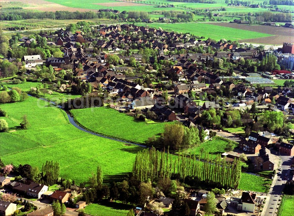 Issum from the bird's eye view: Town View of the streets and houses of the residential areas in Issum in the state North Rhine-Westphalia