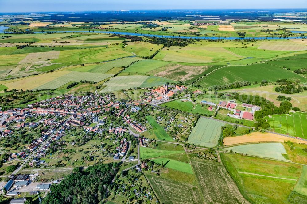 Jerichow from the bird's eye view: Town View of the streets and houses of the residential areas in Jerichow in the state Saxony-Anhalt, Germany