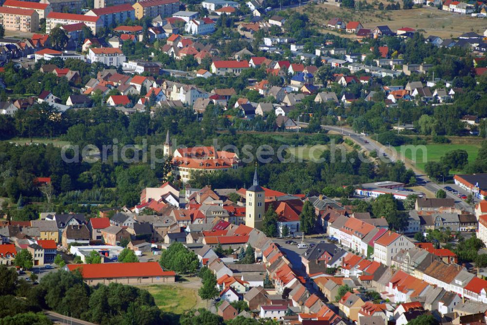 Jessen (Elster) from the bird's eye view: Ortsansicht Jessen an der Elster mit Blick auf die Pfarrkirche St. Nikolai und das Schloss Jessen. Jessen ist eine Kleinstadt an der Schwarzen Elster und liegt im östlichen Teil von Sachsen-Anhalt im Landkreis Wittenberg. Das Schloss Jessen wurde 1862 von den Gebrüdern Carl und Fritz Raschig erworben, die eine Tuchfabrik dort einrichteten. Seit 1999 ist das restaurierte Schloss Sitz der Stadtverwaltung. Die Pfarrkirche St. Nikolai in Jessen besitzt einen bedeutenden barocken Kanzelaltar (1696) aus Groß Quenstedt von Valentin Kühne. Die Kirche wurde zwischen 1979-1994 renoviert. Kontakt: Stadtverwaltung Jessen, Schloßstr. 11, 06917 Jessen (Elster), Tel.: 03537/2765,