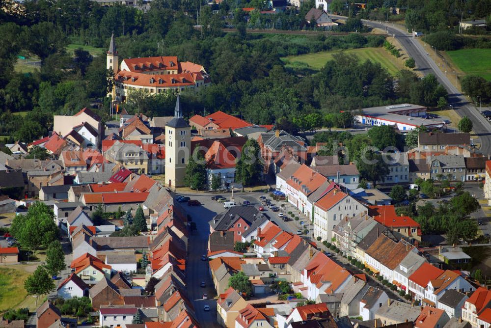 Aerial image Jessen (Elster) - Ortsansicht Jessen an der Elster mit Blick auf die Pfarrkirche St. Nikolai und das Schloss Jessen. Jessen ist eine Kleinstadt an der Schwarzen Elster und liegt im östlichen Teil von Sachsen-Anhalt im Landkreis Wittenberg. Das Schloss Jessen wurde 1862 von den Gebrüdern Carl und Fritz Raschig erworben, die eine Tuchfabrik dort einrichteten. Seit 1999 ist das restaurierte Schloss Sitz der Stadtverwaltung. Die Pfarrkirche St. Nikolai in Jessen besitzt einen bedeutenden barocken Kanzelaltar (1696) aus Groß Quenstedt von Valentin Kühne. Die Kirche wurde zwischen 1979-1994 renoviert. Kontakt: Stadtverwaltung Jessen, Schloßstr. 11, 06917 Jessen (Elster), Tel.: 03537/2765,