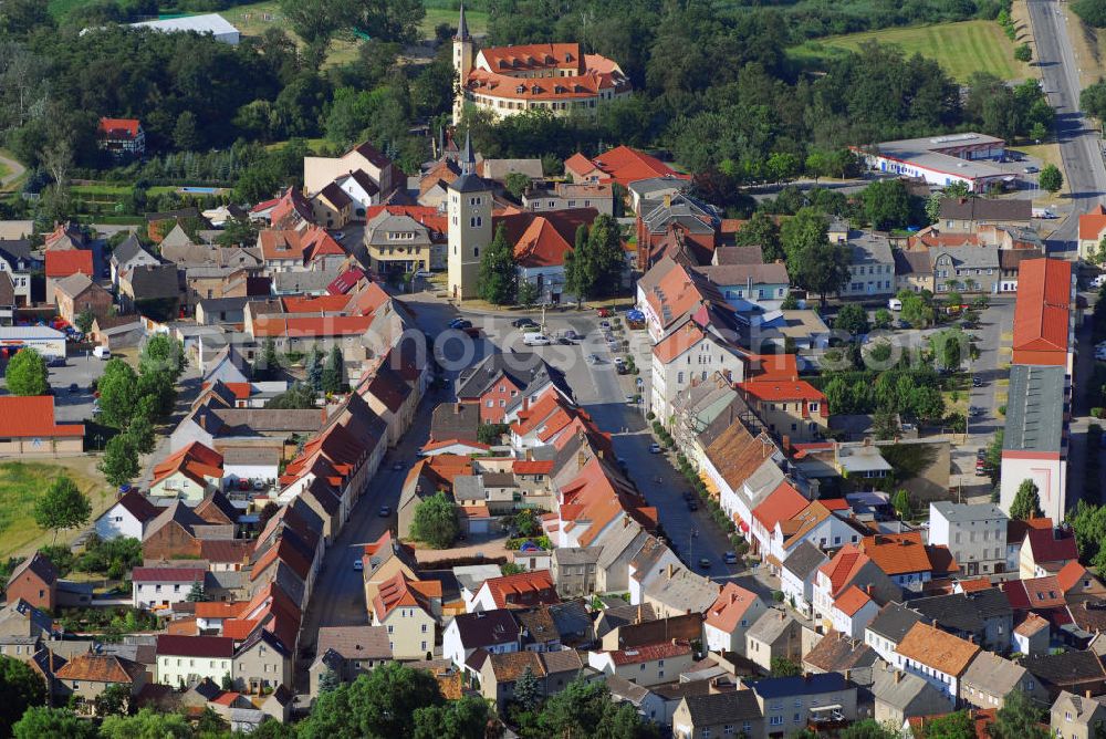 Aerial photograph Jessen (Elster) - Ortsansicht Jessen an der Elster mit Blick auf die Pfarrkirche St. Nikolai und das Schloss Jessen. Jessen ist eine Kleinstadt an der Schwarzen Elster und liegt im östlichen Teil von Sachsen-Anhalt im Landkreis Wittenberg. Das Schloss Jessen wurde 1862 von den Gebrüdern Carl und Fritz Raschig erworben, die eine Tuchfabrik dort einrichteten. Seit 1999 ist das restaurierte Schloss Sitz der Stadtverwaltung. Die Pfarrkirche St. Nikolai in Jessen besitzt einen bedeutenden barocken Kanzelaltar (1696) aus Groß Quenstedt von Valentin Kühne. Die Kirche wurde zwischen 1979-1994 renoviert. Kontakt: Stadtverwaltung Jessen, Schloßstr. 11, 06917 Jessen (Elster), Tel.: 03537/2765,